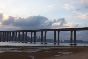 海上长桥横跨天际
