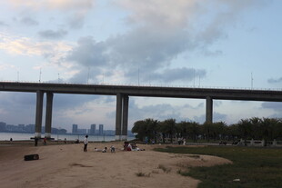 江边大桥下的休闲场景