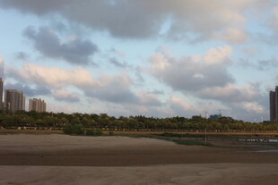 城市边缘的天空与建筑景观