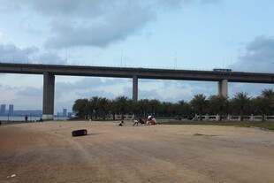 空旷场地旁的高架桥