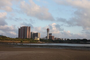 城市河畔黄昏建筑景观