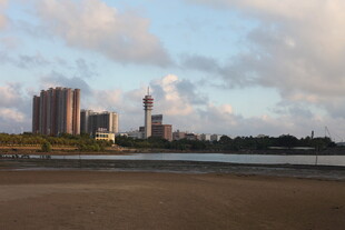 城市河畔黄昏景致