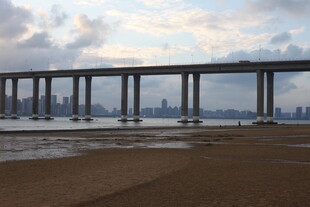 海滨大桥下的美丽景致