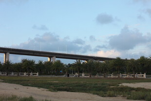 高架桥梁横跨开阔地带