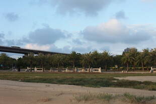 黄昏下的开阔户外场地