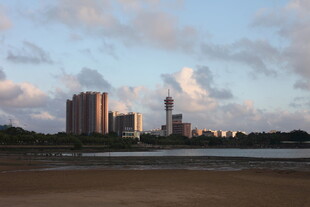 城市河畔黄昏美景