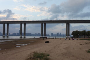 海滨大桥下的黄昏景致