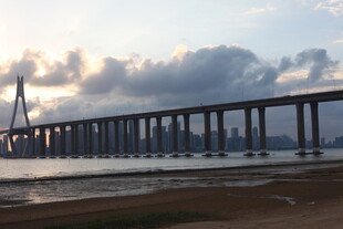 跨海大桥的壮丽黄昏景色