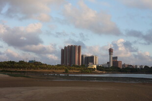 城市河畔黄昏风景