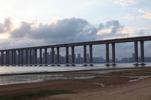 海上大桥横跨天际