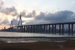 夕阳下的跨海大桥美景