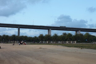 公路高架桥与开阔场地