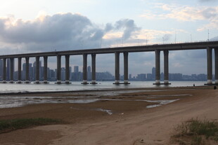 海上长桥与黄昏美景