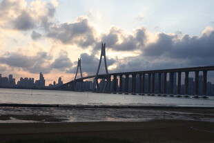 黄昏下的跨海大桥美景
