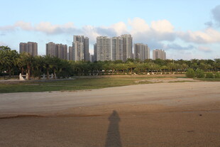 城市河畔风光与人物影子