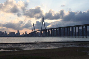 黄昏下的跨海大桥美景