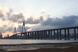 跨海大桥壮丽黄昏景象