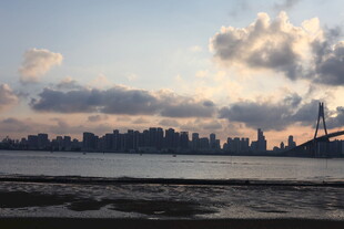 城市江畔日落天际美景