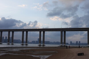 海上长桥横跨天际