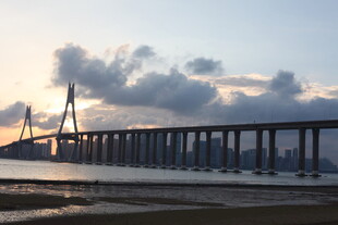 夕阳下的跨海大桥美景