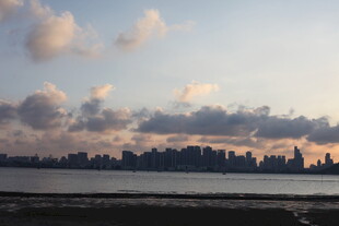 城市天际线与黄昏云彩