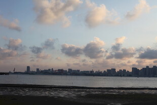 海滨城市黄昏天际美景