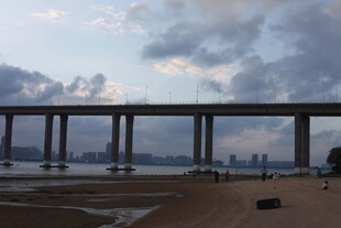 黄昏下的跨江大桥景观