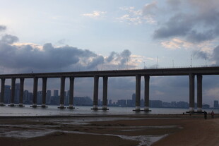 跨海大桥与天边云霞美景