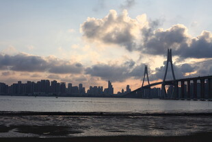 黄昏下的城市与跨海大桥