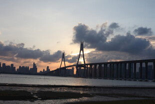 黄昏下的跨海大桥美景