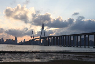 黄昏下的跨海大桥美景