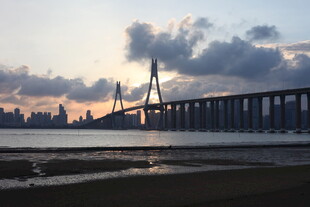 黄昏下的跨海大桥美景