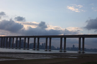 黄昏下的跨海大桥美景