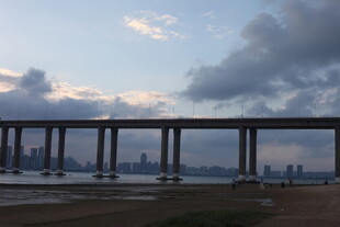 黄昏下的桥梁远景