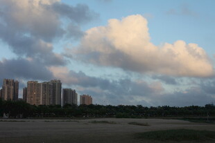 城市黄昏下的天空与建筑