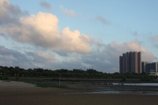 湖畔晚霞与高楼美景