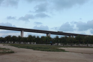 郊外高架桥与开阔景象