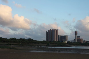城市河畔黄昏美景