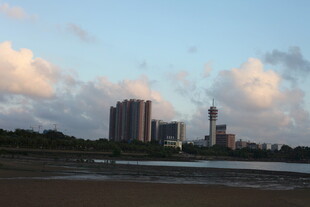 城市河畔黄昏美景