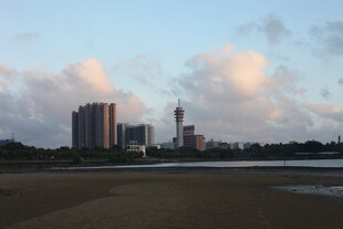 海滨城市黄昏天际线景观