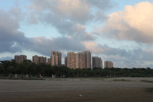 城市天际线与黄昏云彩