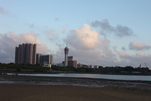 城市河畔黄昏美景