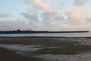 海边暮色下的宁静沙滩