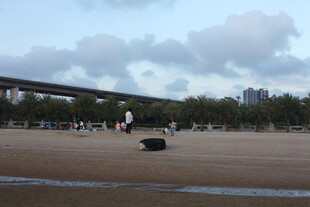 城市沙滩上的休闲场景