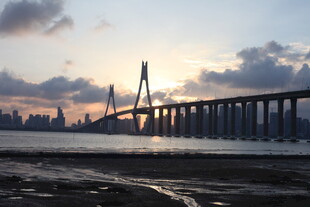 夕阳下的跨海大桥美景