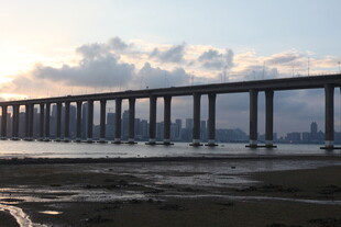 夕阳下的跨海大桥美景