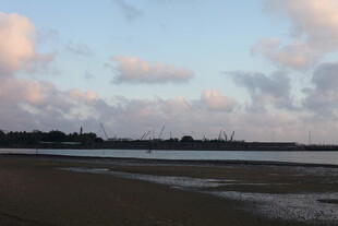 黄昏下的河畔美景