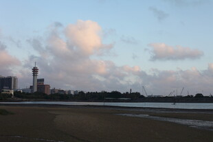 海滨城市黄昏美景