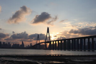 夕阳下的跨海大桥美景