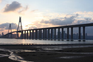 夕阳下的跨海大桥美景